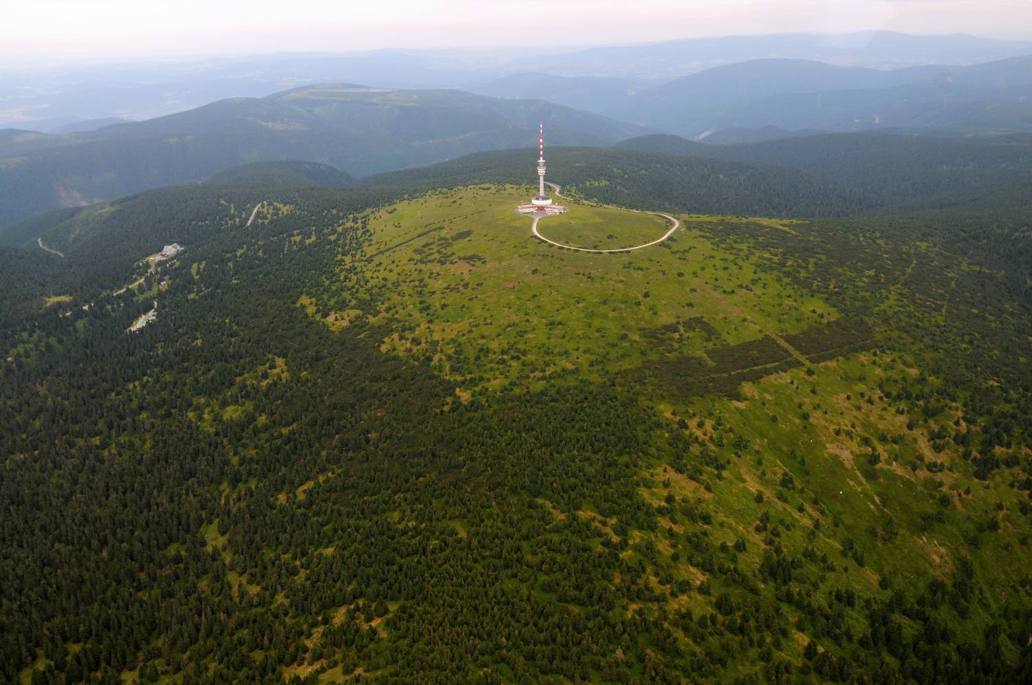 Pohled na Praděd, který je nejvyšším vrcholem Hrubého Jeseníku.