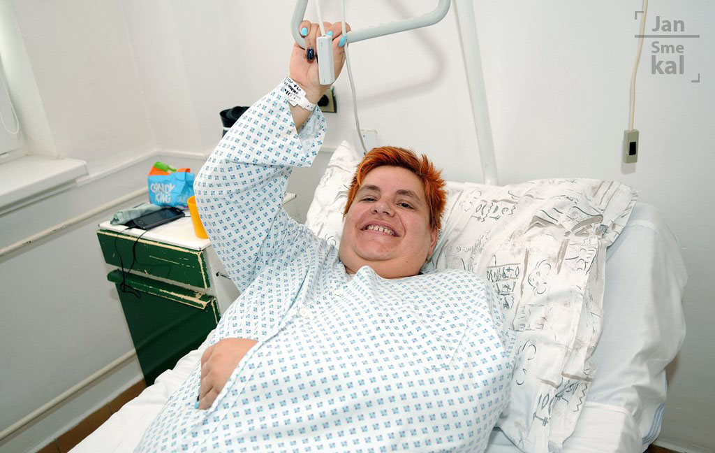 Drahomíra Kudrnová po operaci levé ruky v novojičínské nemocnici.